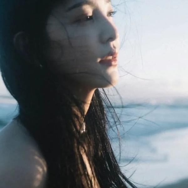 小姑娘艾萝依